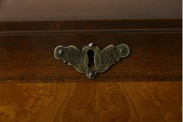 イギリスヴィンテージ　高級家具　ロスジョン(ROSJOHN)　マホガニー材　イギリス王室御用達ブランドのライティングビューロー　(R-076401)