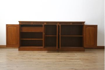 中古　DREXEL HERITAGE(ドレクセルヘリテイジ)　Triune(トライユン)　優雅な佇まいが魅力のクリデンザキャビネット(クレデンザ、サイドボード、リビングボード、収納棚、戸棚)(定価約66万円)(R-076402)