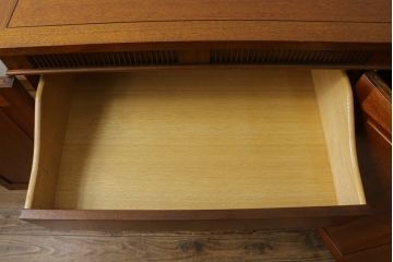 中古　DREXEL HERITAGE(ドレクセルヘリテイジ)　Triune(トライユン)　優雅な佇まいが魅力のクリデンザキャビネット(クレデンザ、サイドボード、リビングボード、収納棚、戸棚)(定価約66万円)(R-076402)