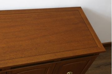 中古　DREXEL HERITAGE(ドレクセルヘリテイジ)　Triune(トライユン)　優雅な佇まいが魅力のクリデンザキャビネット(クレデンザ、サイドボード、リビングボード、収納棚、戸棚)(定価約66万円)(R-076402)