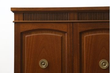 中古　DREXEL HERITAGE(ドレクセルヘリテイジ)　Triune(トライユン)　優雅な佇まいが魅力のクリデンザキャビネット(クレデンザ、サイドボード、リビングボード、収納棚、戸棚)(定価約66万円)(R-076402)