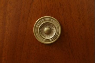 中古　DREXEL HERITAGE(ドレクセルヘリテイジ)　Triune(トライユン)　優雅な佇まいが魅力のクリデンザキャビネット(クレデンザ、サイドボード、リビングボード、収納棚、戸棚)(定価約66万円)(R-076402)