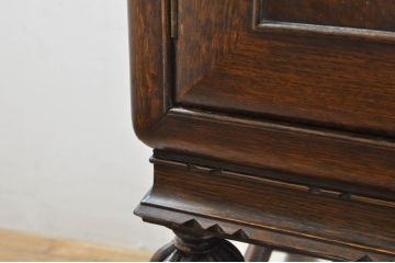 イギリスアンティーク　オーク材　シックな色合いとバルボスレッグが目を惹くサイドボード(収納棚、戸棚、サイドキャビネット、英国)(R-076403)