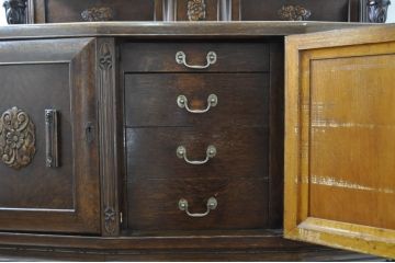 イギリスアンティーク　オーク材　シックな色合いとバルボスレッグが目を惹くサイドボード(収納棚、戸棚、サイドキャビネット、英国)(R-076403)