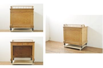 フランスアンティーク　パイン材のナチュラルな色味が素敵な囲いの飾り(欄干)付きフレンチカウンターテーブル(デスク、机、演台、講壇、教卓、在宅用、在宅ワーク用)(R-076404)