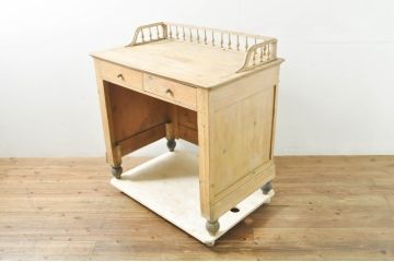 フランスアンティーク　パイン材のナチュラルな色味が素敵な囲いの飾り(欄干)付きフレンチカウンターテーブル(デスク、机、演台、講壇、教卓、在宅用、在宅ワーク用)(R-076404)