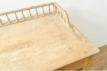 フランスアンティーク　パイン材のナチュラルな色味が素敵な囲いの飾り(欄干)付きフレンチカウンターテーブル(デスク、机、演台、講壇、教卓、在宅用、在宅ワーク用)(R-076404)
