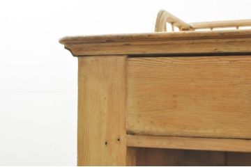 フランスアンティーク　パイン材のナチュラルな色味が素敵な囲いの飾り(欄干)付きフレンチカウンターテーブル(デスク、机、演台、講壇、教卓、在宅用、在宅ワーク用)(R-076404)