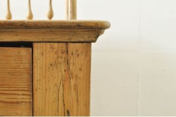 フランスアンティーク　パイン材のナチュラルな色味が素敵な囲いの飾り(欄干)付きフレンチカウンターテーブル(デスク、机、演台、講壇、教卓、在宅用、在宅ワーク用)(R-076404)