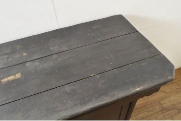 フランスアンティーク　パイン材　クラシカルなデザインがおしゃれな小振りのフレンチカウンターテーブル(演台、教壇、教卓、説教台、サイドボード、サイドキャビネット、収納棚、戸棚、店舗什器)(R-076405)