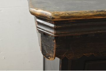 フランスアンティーク　パイン材　クラシカルなデザインがおしゃれな小振りのフレンチカウンターテーブル(演台、教壇、教卓、説教台、サイドボード、サイドキャビネット、収納棚、戸棚、店舗什器)(R-076405)
