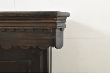 フランスアンティーク　パイン材　クラシカルなデザインがおしゃれな小振りのフレンチカウンターテーブル(演台、教壇、教卓、説教台、サイドボード、サイドキャビネット、収納棚、戸棚、店舗什器)(R-076405)