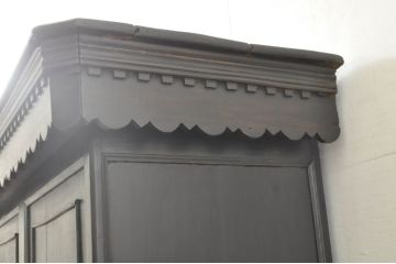 フランスアンティーク　パイン材　クラシカルなデザインがおしゃれな小振りのフレンチカウンターテーブル(演台、教壇、教卓、説教台、サイドボード、サイドキャビネット、収納棚、戸棚、店舗什器)(R-076405)