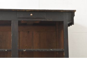 フランスアンティーク　パイン材　クラシカルなデザインがおしゃれな小振りのフレンチカウンターテーブル(演台、教壇、教卓、説教台、サイドボード、サイドキャビネット、収納棚、戸棚、店舗什器)(R-076405)