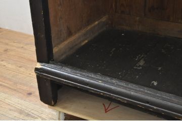 フランスアンティーク　パイン材　クラシカルなデザインがおしゃれな小振りのフレンチカウンターテーブル(演台、教壇、教卓、説教台、サイドボード、サイドキャビネット、収納棚、戸棚、店舗什器)(R-076405)