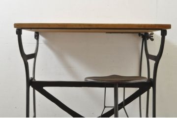 フランスアンティーク　アイアン　フランス製図学校E.P.D.Iのスツール付きフレンチ製図台(ワークテーブル、作業台、デスク、机、ドラフティングテーブル、在宅用、在宅ワーク用)(R-076406)