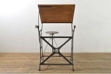 フランスアンティーク　アイアン　フランス製図学校E.P.D.Iのスツール付きフレンチ製図台(ワークテーブル、作業台、デスク、机、ドラフティングテーブル、在宅用、在宅ワーク用)(R-076406)