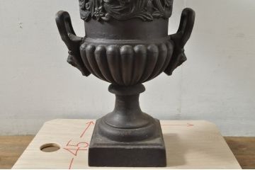 フランスビンテージ　優美な装飾が印象的!!　鋳鉄製の重厚なフレンチプランター(サイドテーブル、ラウンドテーブル、丸テーブル、コーヒーテーブル、花台、飾り台、植木鉢、ヴィンテージ)(R-076408)