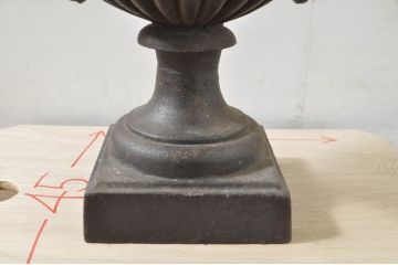 フランスビンテージ　優美な装飾が印象的!!　鋳鉄製の重厚なフレンチプランター(サイドテーブル、ラウンドテーブル、丸テーブル、コーヒーテーブル、花台、飾り台、植木鉢、ヴィンテージ)(R-076408)