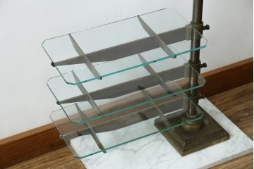 フランスビンテージ　大理石ベース　真鍮(しんちゅう)フレームの卓上フレンチディスプレイスタンド　(R-076411)