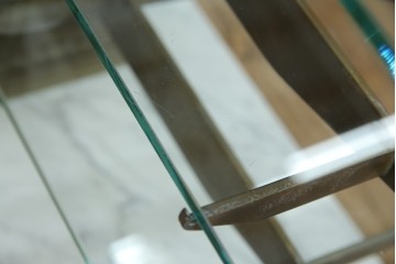 フランスビンテージ　大理石ベース　真鍮(しんちゅう)フレームの卓上フレンチディスプレイスタンド　(R-076411)