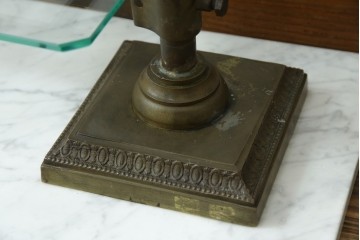 フランスビンテージ　大理石ベース　真鍮(しんちゅう)フレームの卓上フレンチディスプレイスタンド　(R-076411)