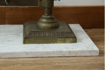 フランスビンテージ　大理石ベース　真鍮(しんちゅう)フレームの卓上フレンチディスプレイスタンド　(R-076411)