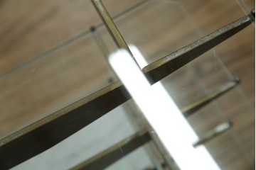 フランスビンテージ　大理石ベース　真鍮(しんちゅう)フレームの卓上フレンチディスプレイスタンド　(R-076411)