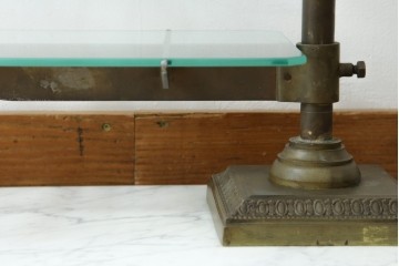 フランスビンテージ　大理石ベース　真鍮(しんちゅう)フレームの卓上フレンチディスプレイスタンド　(R-076411)