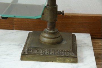 フランスビンテージ　大理石ベース　真鍮(しんちゅう)フレームの卓上フレンチディスプレイスタンド　(R-076411)