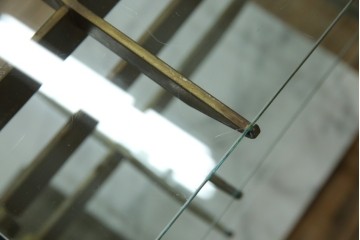 フランスビンテージ　大理石ベース　真鍮(しんちゅう)フレームの卓上フレンチディスプレイスタンド　(R-076411)