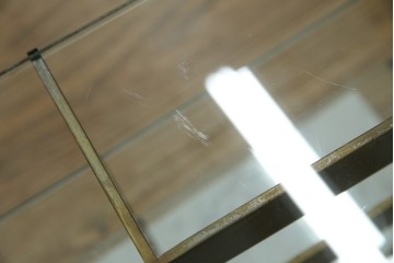 フランスビンテージ　大理石ベース　真鍮(しんちゅう)フレームの卓上フレンチディスプレイスタンド　(R-076411)