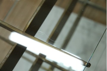 フランスビンテージ　大理石ベース　真鍮(しんちゅう)フレームの卓上フレンチディスプレイスタンド　(R-076411)