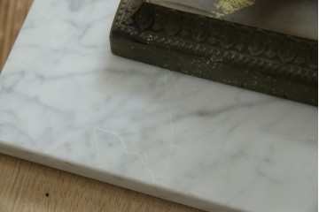 フランスビンテージ　大理石ベース　真鍮(しんちゅう)フレームの卓上フレンチディスプレイスタンド　(R-076411)