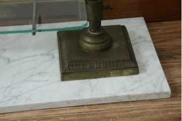 フランスビンテージ　大理石ベース　真鍮(しんちゅう)フレームの卓上フレンチディスプレイスタンド　(R-076411)