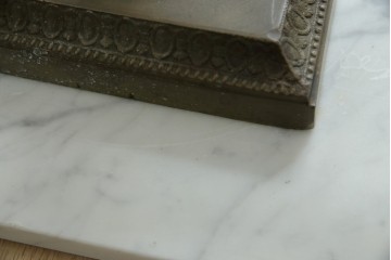 フランスビンテージ　大理石ベース　真鍮(しんちゅう)フレームの卓上フレンチディスプレイスタンド　(R-076411)