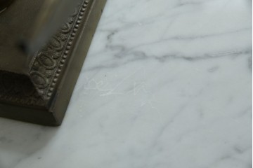 フランスビンテージ　大理石ベース　真鍮(しんちゅう)フレームの卓上フレンチディスプレイスタンド　(R-076411)