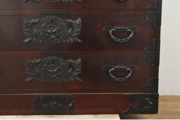中古　欅産業　仙台民芸箪笥(仙台箪笥)　漆塗りの品のある佇まいが美しい衣装箪笥(引き出し、サイドチェスト、収納箪笥、和たんす)(R-076418)