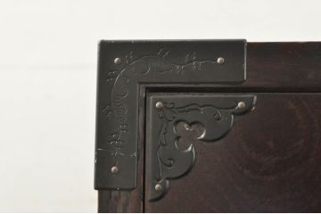 中古　欅産業　仙台民芸箪笥(仙台箪笥)　漆塗りの品のある佇まいが美しい衣装箪笥(引き出し、サイドチェスト、収納箪笥、和たんす)(R-076418)
