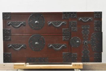 和製ビンテージ　高級品!!　手打ち金具　漆塗り　前面栗材　蝶金具　重厚感ある佇まいの米沢箪笥ローボード(和たんす、収納タンス、テレビ台、テレビボード、ローチェスト、引き出し、ヴィンテージ)(R-076419)