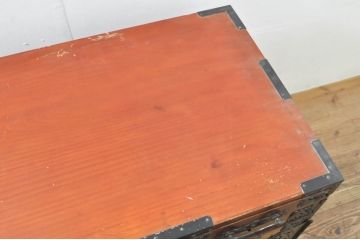 和製ビンテージ　高級品!!　手打ち金具　漆塗り　前面栗材　蝶金具　重厚感ある佇まいの米沢箪笥ローボード(和たんす、収納タンス、テレビ台、テレビボード、ローチェスト、引き出し、ヴィンテージ)(R-076419)
