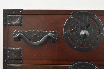 和製ビンテージ　高級品!!　手打ち金具　漆塗り　前面栗材　蝶金具　重厚感ある佇まいの米沢箪笥ローボード(和たんす、収納タンス、テレビ台、テレビボード、ローチェスト、引き出し、ヴィンテージ)(R-076419)
