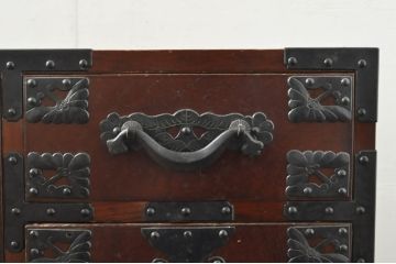 和製ビンテージ　高級品!!　手打ち金具　漆塗り　前面栗材　蝶金具　重厚感ある佇まいの米沢箪笥ローボード(和たんす、収納タンス、テレビ台、テレビボード、ローチェスト、引き出し、ヴィンテージ)(R-076419)