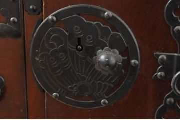 和製ビンテージ　高級品!!　手打ち金具　漆塗り　前面栗材　蝶金具　重厚感ある佇まいの米沢箪笥ローボード(和たんす、収納タンス、テレビ台、テレビボード、ローチェスト、引き出し、ヴィンテージ)(R-076419)