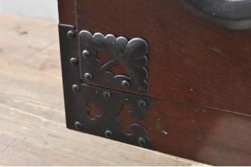 和製ビンテージ　高級品!!　手打ち金具　漆塗り　前面栗材　蝶金具　重厚感ある佇まいの米沢箪笥ローボード(和たんす、収納タンス、テレビ台、テレビボード、ローチェスト、引き出し、ヴィンテージ)(R-076419)