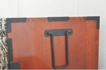 和製ビンテージ　高級品!!　手打ち金具　漆塗り　前面栗材　蝶金具　重厚感ある佇まいの米沢箪笥ローボード(和たんす、収納タンス、テレビ台、テレビボード、ローチェスト、引き出し、ヴィンテージ)(R-076419)