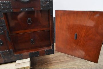 和製ビンテージ　高級品!!　手打ち金具　漆塗り　前面栗材　蝶金具　重厚感ある佇まいの米沢箪笥ローボード(和たんす、収納タンス、テレビ台、テレビボード、ローチェスト、引き出し、ヴィンテージ)(R-076419)