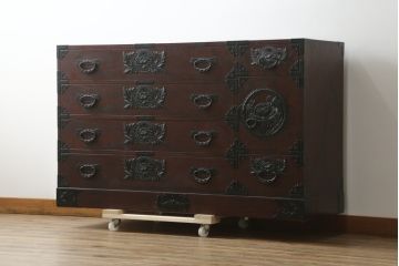 中古　仙台民芸箪笥(仙台箪笥)　欅産業　凝ったつくりの大振りの金具が目を惹く仙台箪笥サイドボード(サイドチェスト、ローチェスト、収納箪笥、衣装箪笥、引き出し)(R-076423)