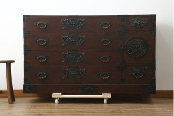 中古　仙台民芸箪笥(仙台箪笥)　欅産業　凝ったつくりの大振りの金具が目を惹く仙台箪笥サイドボード(サイドチェスト、ローチェスト、収納箪笥、衣装箪笥、引き出し)(R-076423)