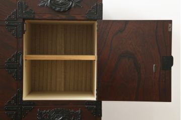 中古　仙台民芸箪笥(仙台箪笥)　欅産業　凝ったつくりの大振りの金具が目を惹く仙台箪笥サイドボード(サイドチェスト、ローチェスト、収納箪笥、衣装箪笥、引き出し)(R-076423)
